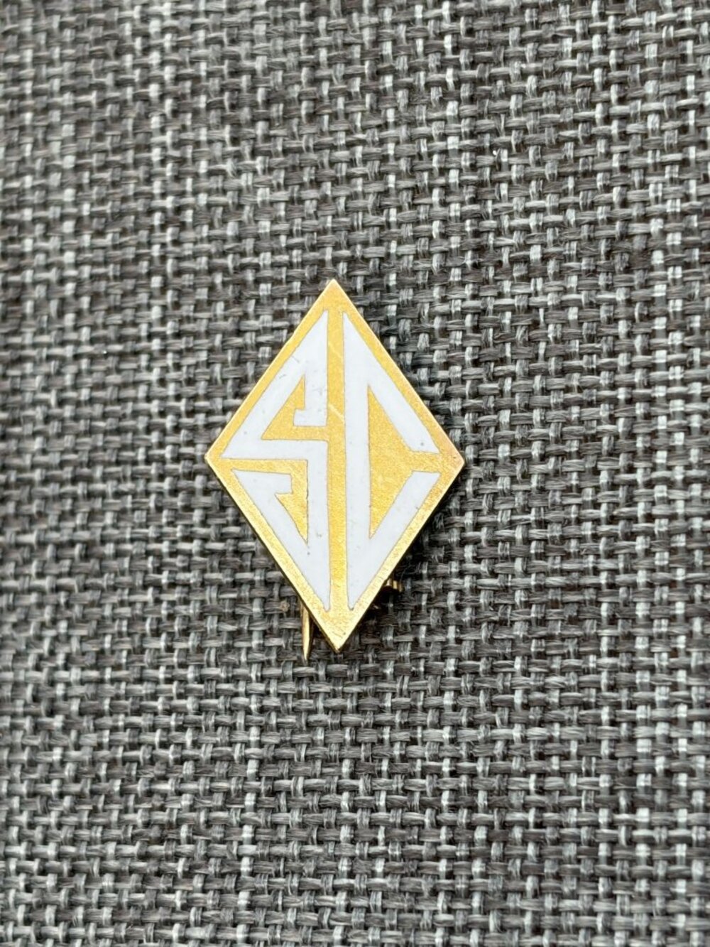 Smith College SC Lapel Pin 3/4 In Vintage Gold White Enamel Geometric Diamond